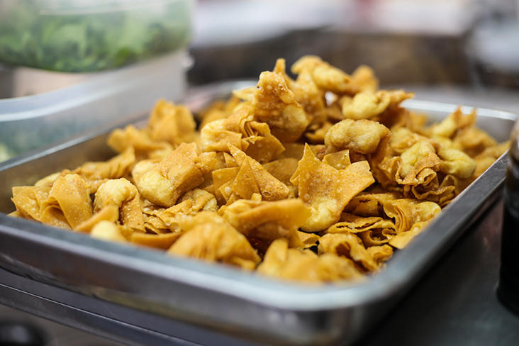 The fried 'wantans' served at the stall are vegetarian as they are stuffed with yam bean.