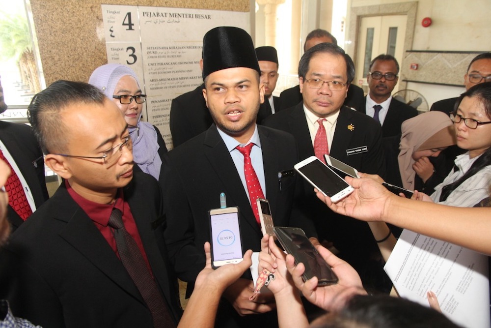 Iskandar Puteri City Council (MBIP) councillorsu00e2u20acu2122 representative Mohd Azam Mektar (centre) today called for periodic monitoring of local government authoritiesu00e2u20acu2122 management. u00e2u20acu201d Picture by Ben Tan