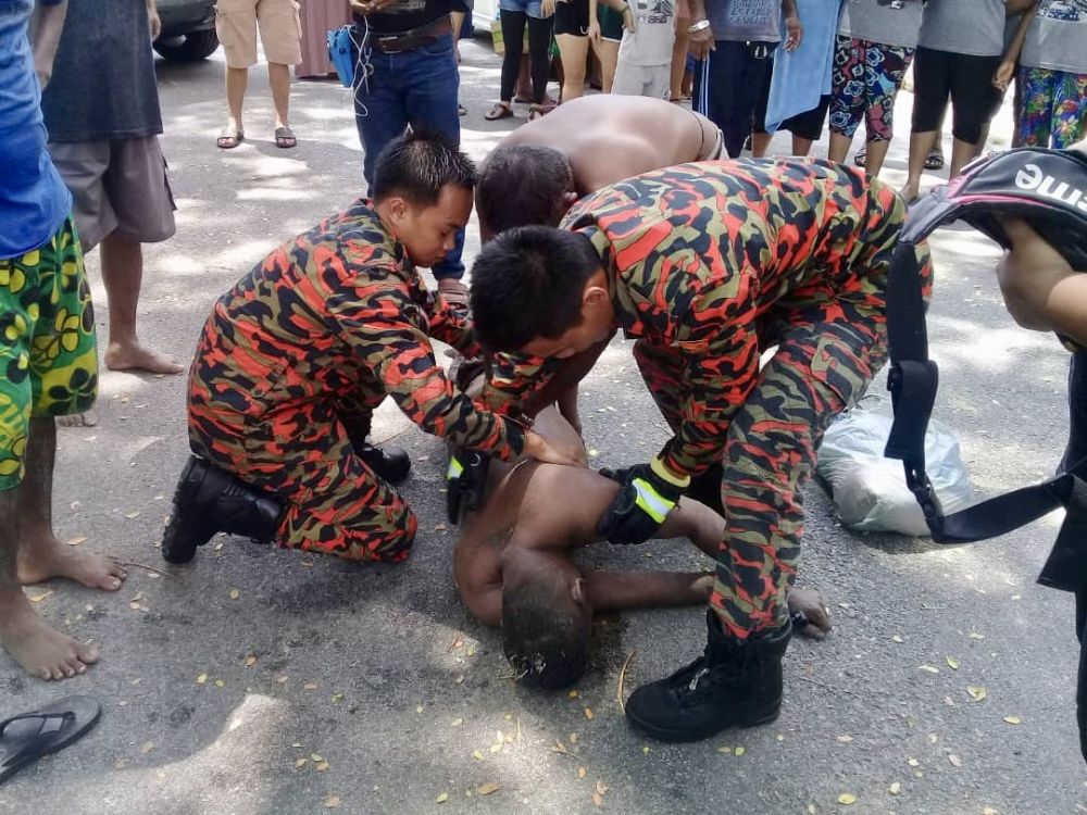 Firemen attempt to resuscitate R. Raju, 44, who had drowned while trying to save to his relatives during a family outing at the Tanjung Balau Beach in Desaru, Kota Tinggi. u00e2u20acu201d Picture courtesy of the Johor Fire and Rescue Department