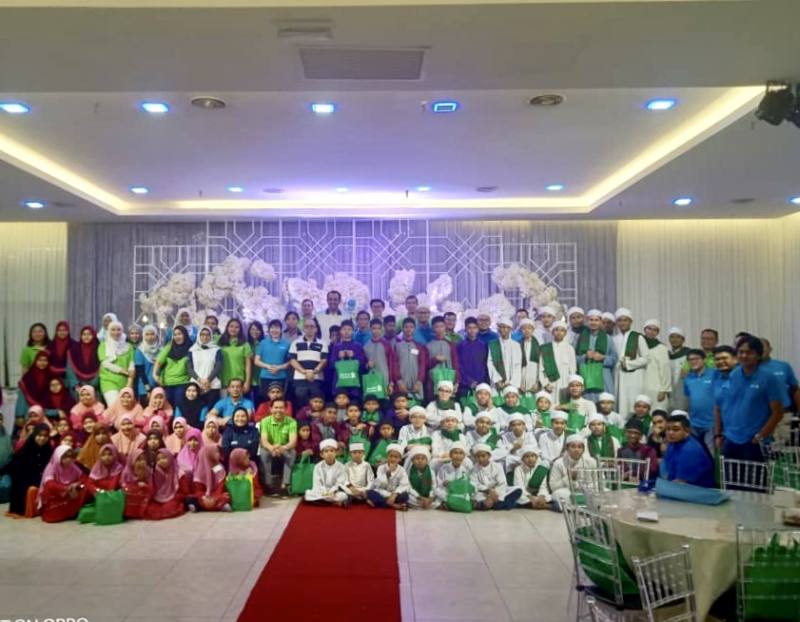Standard Chartered Foundation volunteers pose with the children from Rumah Baitul Hidayah and Tahfiz Darul Furqan. u00e2u20acu201d Picture courtesy of Standard Chartered Bank Malaysia