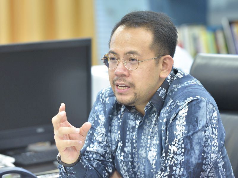 Steven Sim Chee Keong ada membaca Hikayat Hang Tuah baik versi Kassim Ahmad dan Ahmat Adam. u00e2u20acu201d Foto oleh Mukhriz Hazim