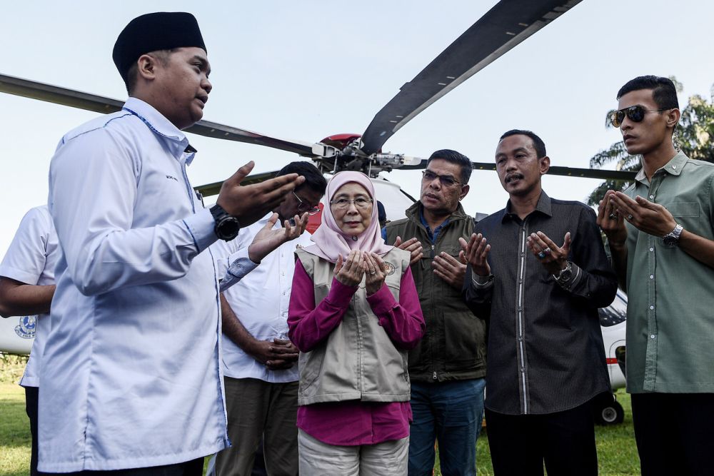 Datuk Seri Dr Wan Azizah Wan Ismail recites prayers upon arriving at Felda Aring 10 in Gua Musang, Kelantan June 14, 2019. u00e2u20acu201d Bernama pic