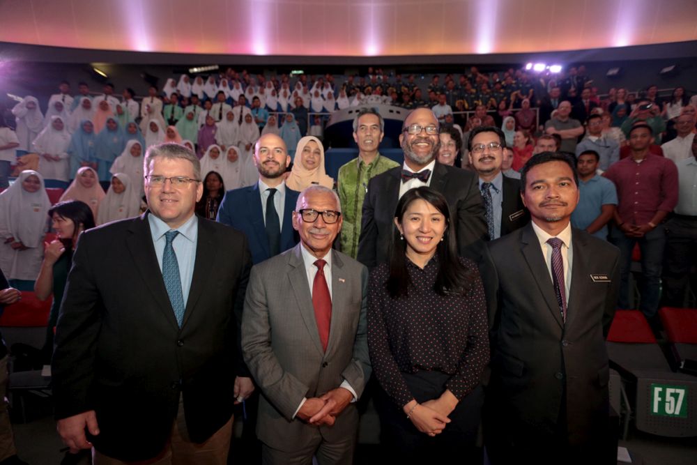 Energy, Science, Technology, Environment and Climate Change Minister Yeo Bee Yin and former Nasa astronaut Charles Bolden (2nd left) pose for pictures at the National Planetarium in Kuala Lumpur June 13, 2019. u00e2u20acu201d Picture by Ahmad Zamzahuri