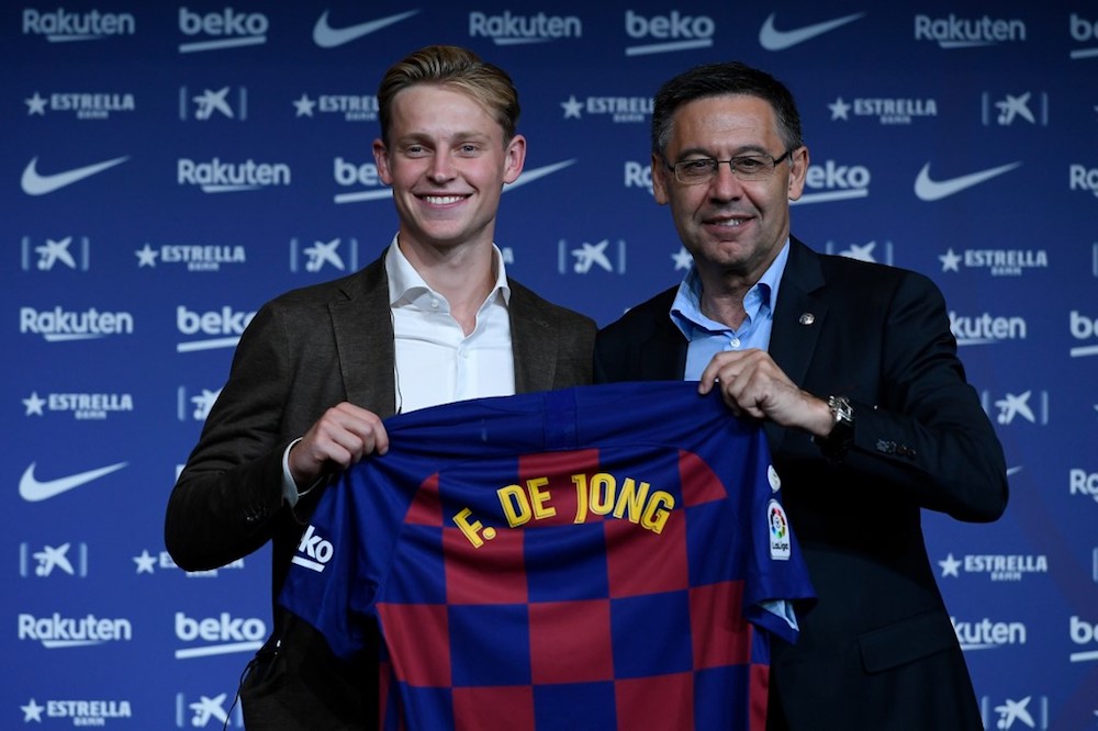 Barcelonau00e2u20acu2122s new midfielder Frenkie de Jong poses with his new jersey next to the clubu00e2u20acu2122s president Josep Maria Bartomeu during his official presentation at Camp Nou in Barcelona July 5, 2019. u00e2u20acu201d AFP pic
