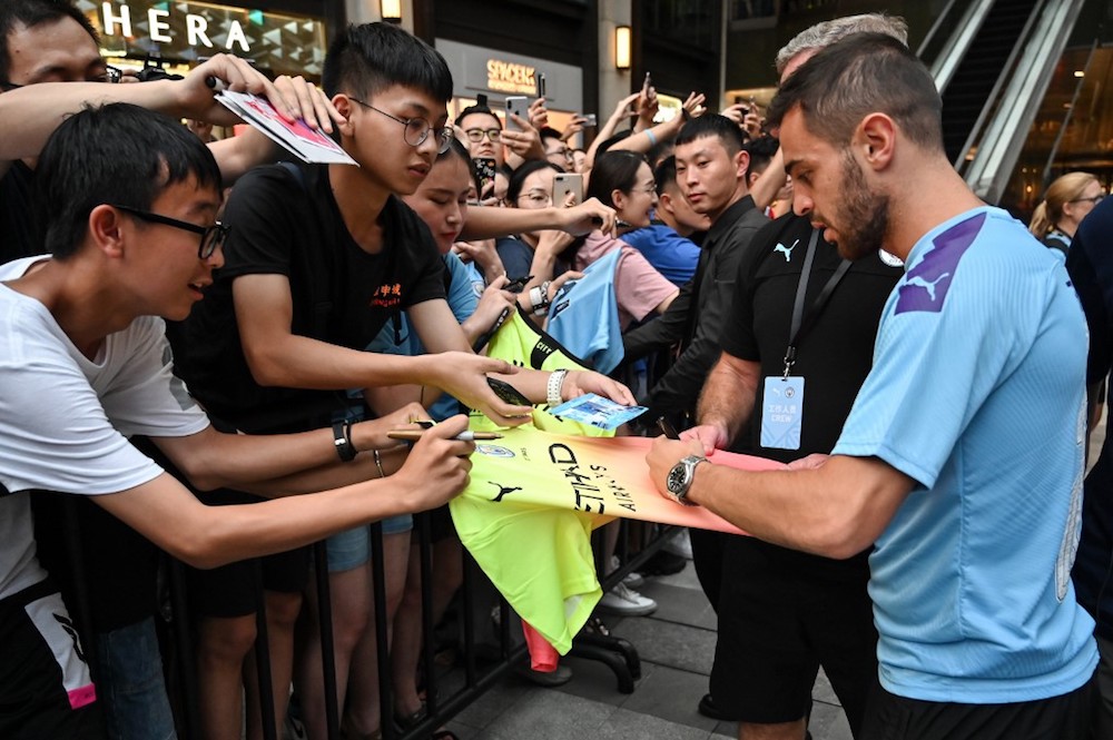 Manchester Cityu00e2u20acu2122s Bernardo Silva signs autographs for fans during a promotional event in Shanghai July 19, 2019. u00e2u20acu201d AFP pic