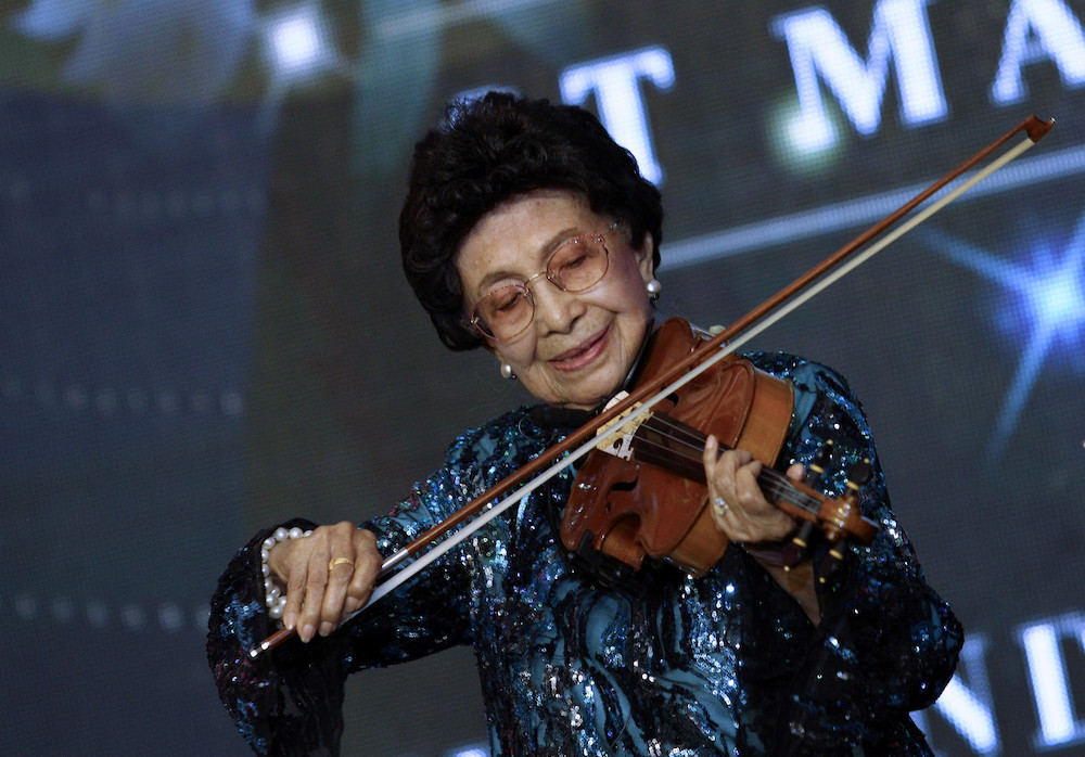 The Prime Ministeru00e2u20acu2122s wife Tun Dr Siti Hasmah Mohd Ali wows the guests with her violin-playing skills at the SMK St Mary Alumni Club Gala Dinner, July 6, 2019. u00e2u20acu201d Bernama pic