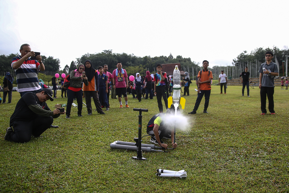 A student from SK Putrajaya Presint 18(1) launching a bottle rocket into the sky during the Venus Fun Run at Taman Wetlands, Putrajaya. u00e2u20acu201d Picture by Yusof Mat Isa.