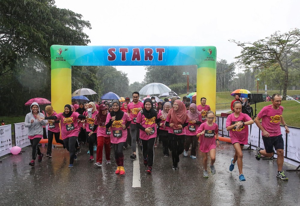 The early morning downpour failed to dampen the spirit of Venus Fun Run participants. u00e2u20acu201d Picture by Mohd Yusof Mat Isa