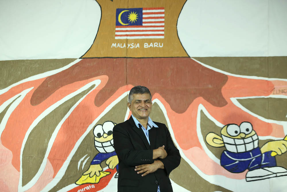 Political cartoonist, Zunar, was quick to praise the manager for taking it upon himself to deliver the order. u00e2u20acu201d Picture by Mohamed Azinuddin