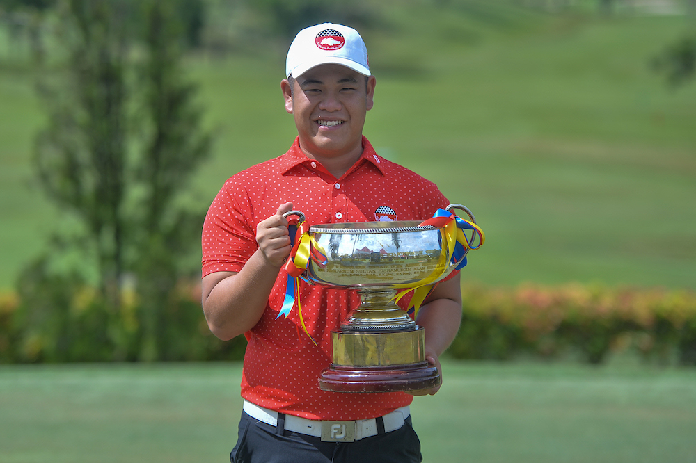 Low Wee Jin's birdie on 18 earned him his maiden Selangor Amateur Open title. — Picture by Mukhriz Hazim