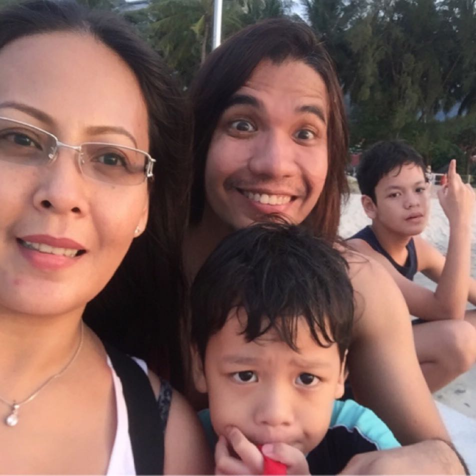 Patricia and Wings guitarist Edrie Hashim enjoying a day out at the beach with their kids. u00e2u20acu201d Picture via Instagram/patcandymsia