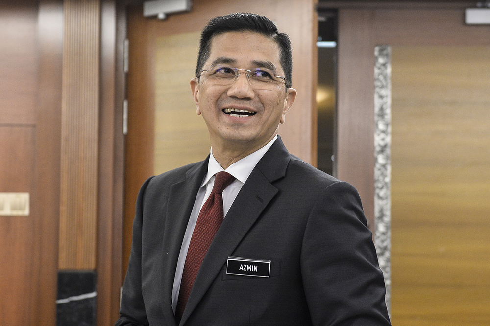 Those leaving Azmin’s home declined to comment on the nature of the meeting and sought to play it down as a casual encounter. — Picture by Miera Zulyana