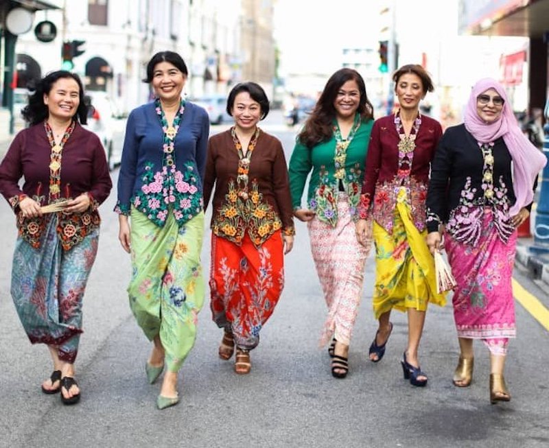 Elida (second from right) with her fabulous friends in their colourful kebayas. u00e2u20acu201c Picture from twitter/mokciknab