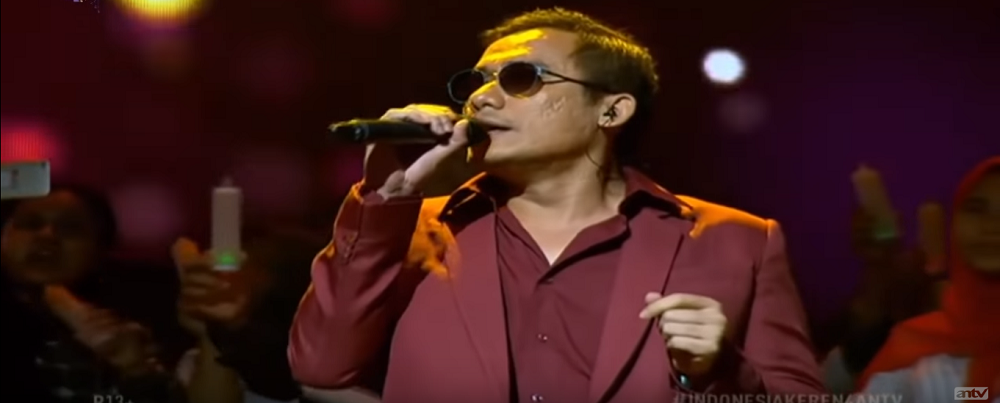 Firman Siagian raised concerns over the authenticity of the diamond earrings he was gifted by  Datuk Seri Vida after he found out that singer Wan Aishah was compensated with RM80,000 worth of jewellery. u00e2u20acu201d Screen capture via Youtube/ANTV