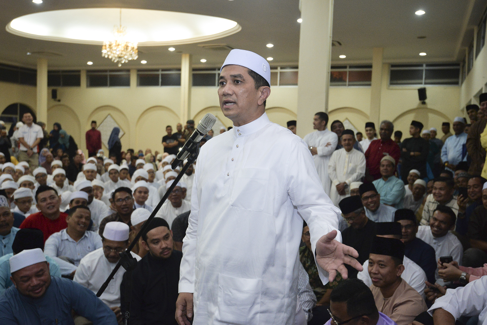 PKR deputy president Datuk Seri Azmin Mohamed Ali delivers his speech during the u00e2u20acu02dcMajlis Doa Kesyukuranu00e2u20acu2122 at Selangor MBu00e2u20acu2122s official residence in Shah Alam, July 21, 2019 u00e2u20acu201d Picture by Shafwan Zaidon