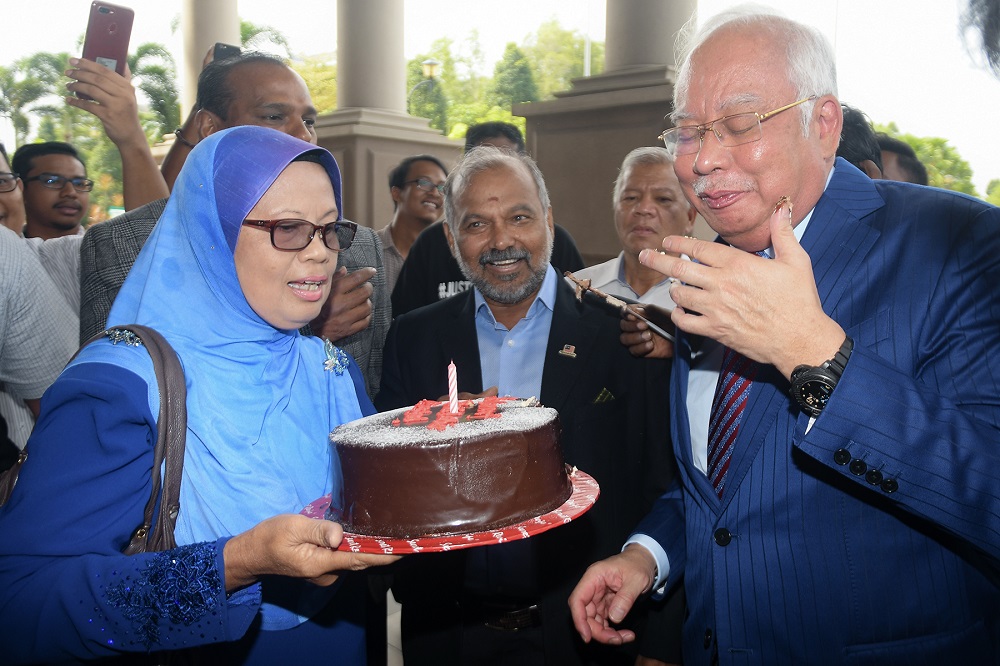 Datuk Seri Najib Razak is greeted with cheers and a chocolate cake for his 66th birthday at the lobby of the Kuala Lumpur Court Complex July 23, 2019. — Picture by Mukhriz Hazim 