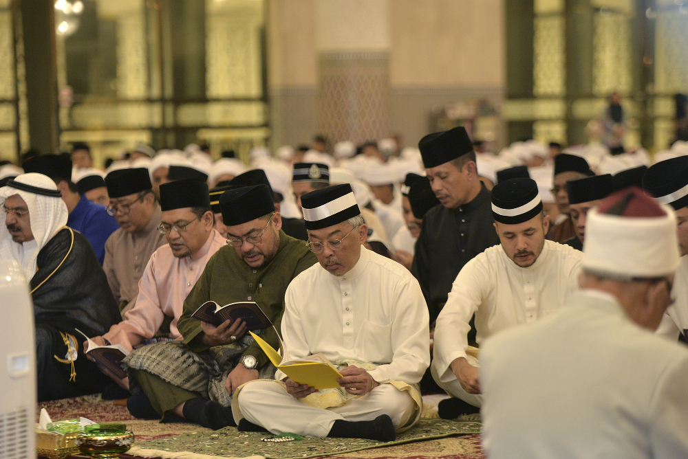 Yang di-Pertuan Agong Al-Sultan Abdullah Riu00e2u20acu2122ayatuddin Al-Mustafa Billah Shah recites Yasin in conjunction with his installation ceremony at the National Mosque, July 25, 2019. u00e2u20acu201d Picture by Shafwan Zaidon 