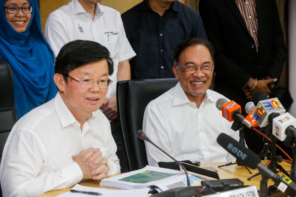 Penang Chief Minister Chow Kon Yeow speaks to the press after a meeting with PKR President Datuk Seri Anwar Ibrahim minister on the Penang South Reclamation (PSR) project at Komtar July 25, 2019. u00e2u20acu201d Picture by Sayuti Zainudin