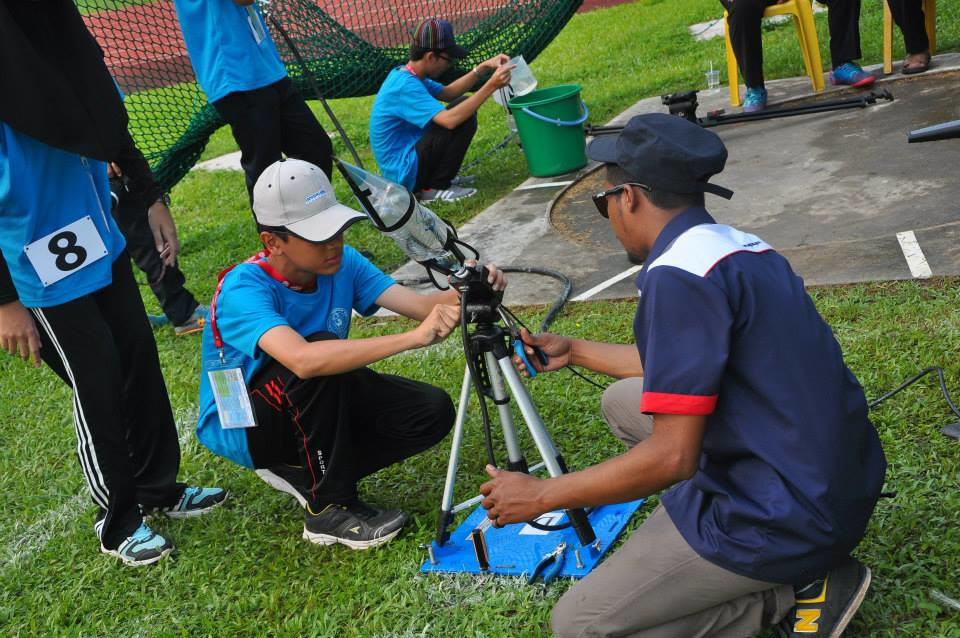Students exploring solid fuel rockets at a rocketry workshop organised by Astro X. — Picture via Facebook/Astronautik