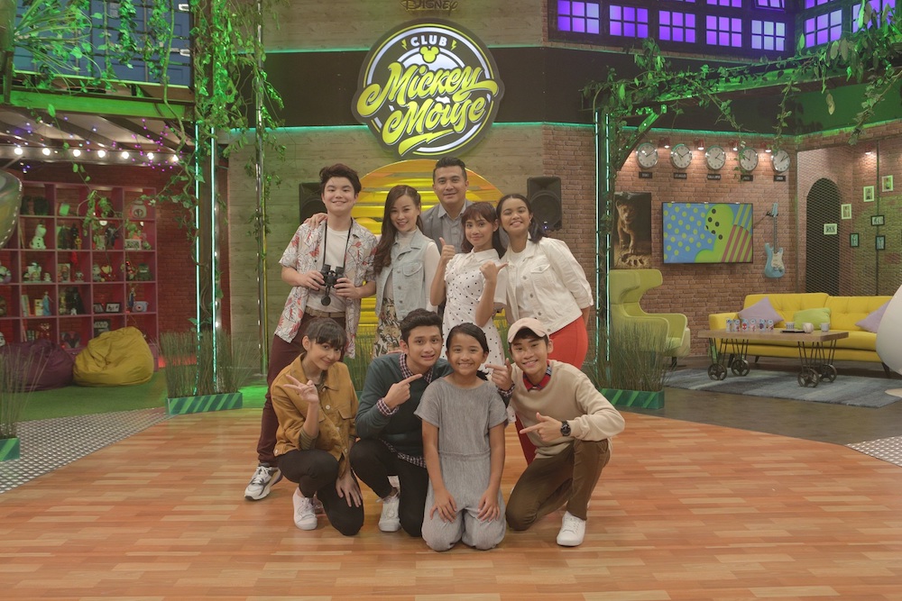 Aaron and his daughter Dahlia (foreground in grey) with the Mouseketeers. — Picture courtesy of Disney Channel Asia