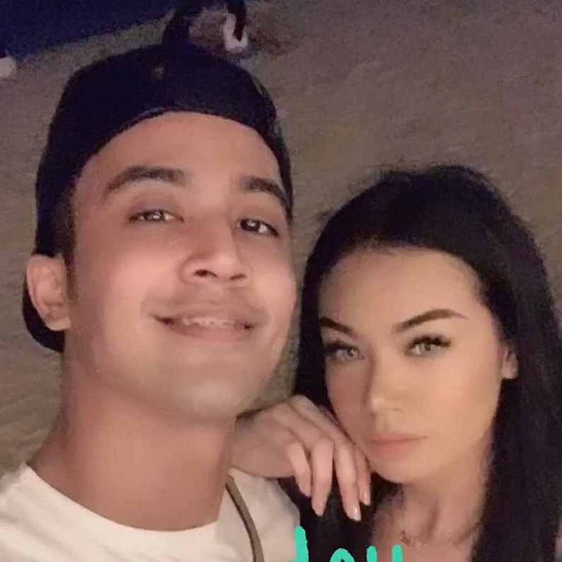 Aliffu00e2u20acu2122s selfie with Tika had social media users wondering if the actor was already moving on from his recent divorce. u00e2u20acu201d Picture from Instagram/aliffaziz91