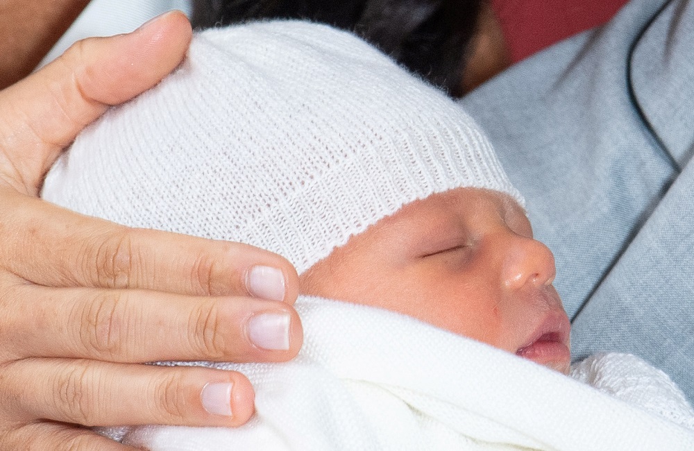 Meghan, Duchess of Sussex places her hand next to her baby son during a photocall in St Georgeu00e2u20acu2122s Hall at Windsor Castle, in Berkshire, Britain May 8, 2019. u00e2u20acu201d Dominic Lipinski/Reuters pic       