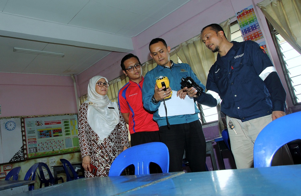 Wakil dari JAS Ahmad Shafie Rahman (dua, kanan) mengajar Guru Besar dan guru Sekolah Kebangsaan (SK) Taman Nusa Damai cara menggunakan serta membaca alat pengesan gas di Pasir Gudang 4 Julai, 2019. u00e2u20acu201d Foto Bernama 