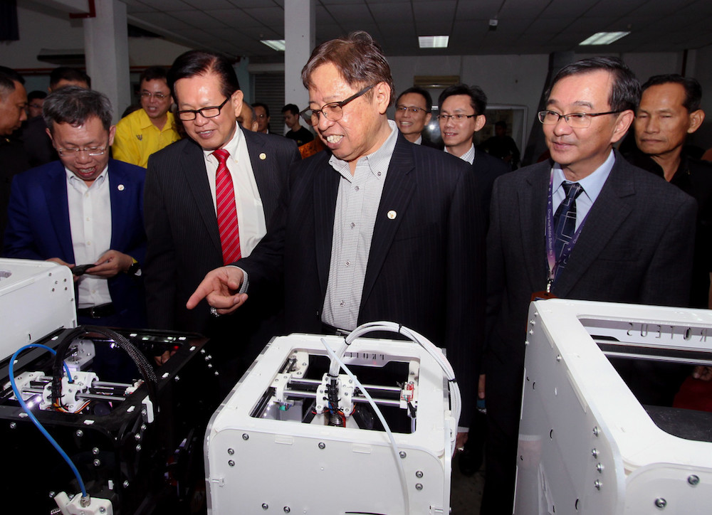 Datuk Abang Johari Openg visits a booth at the Mind and STEM festival at Chung Hua Middle School No. 1 in Kuching July 12, 2019. u00e2u20acu201d Bernama pic