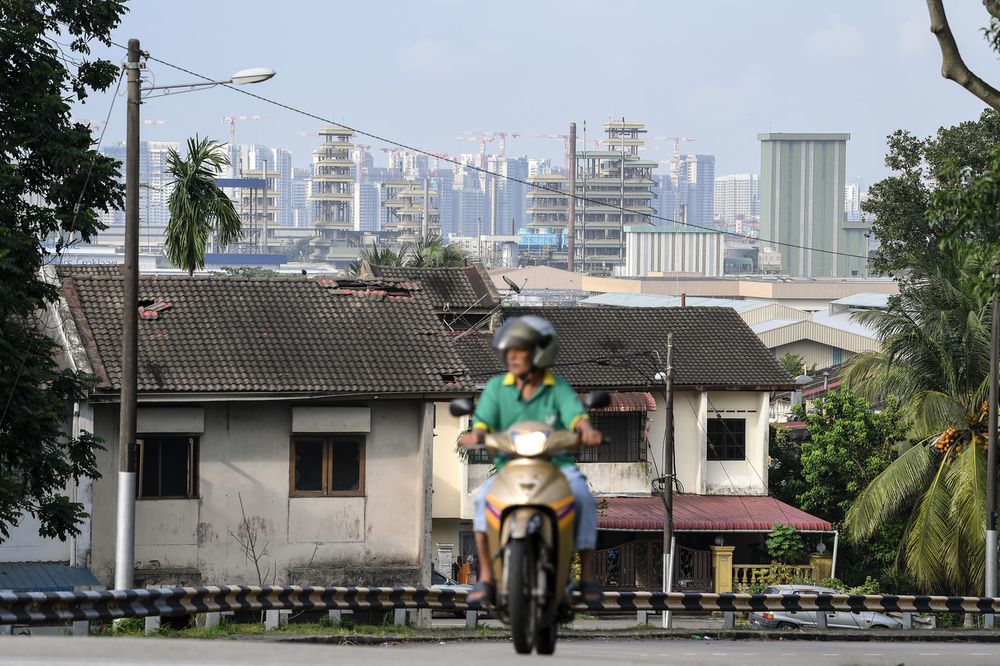 Picture shows a residential park adjacent to a heavy industrial area that is just separated from one another by a road and a tree in Pasir Gudang Johor, July 12, 2019. u00e2u20acu201d Bernama pic