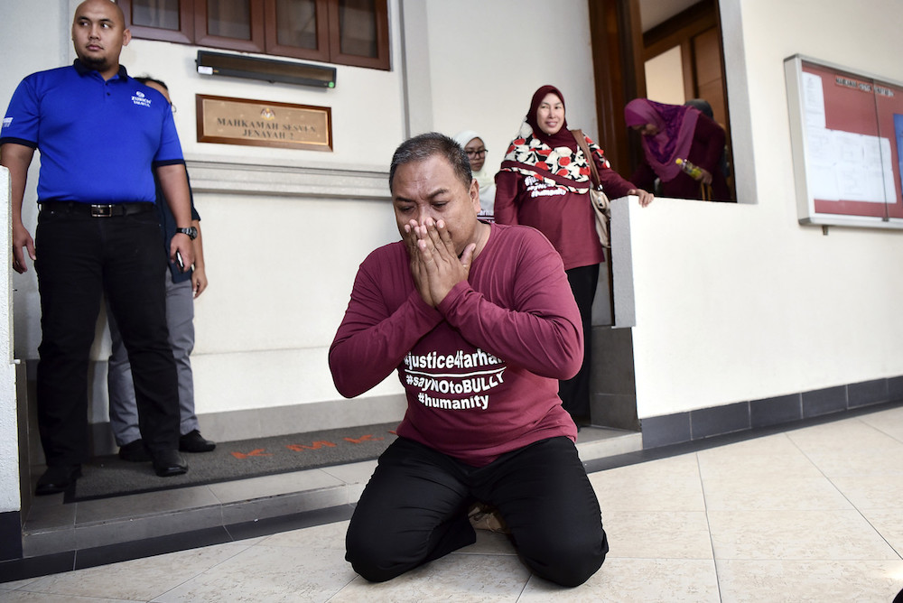 Zulkarnain Idros, father of Zulfarhan Osman Zulkarnain, offers a prayer of thanks at the High Court in Kuala Lumpur July 31, 2019. u00e2u20acu201d Bernama pic
