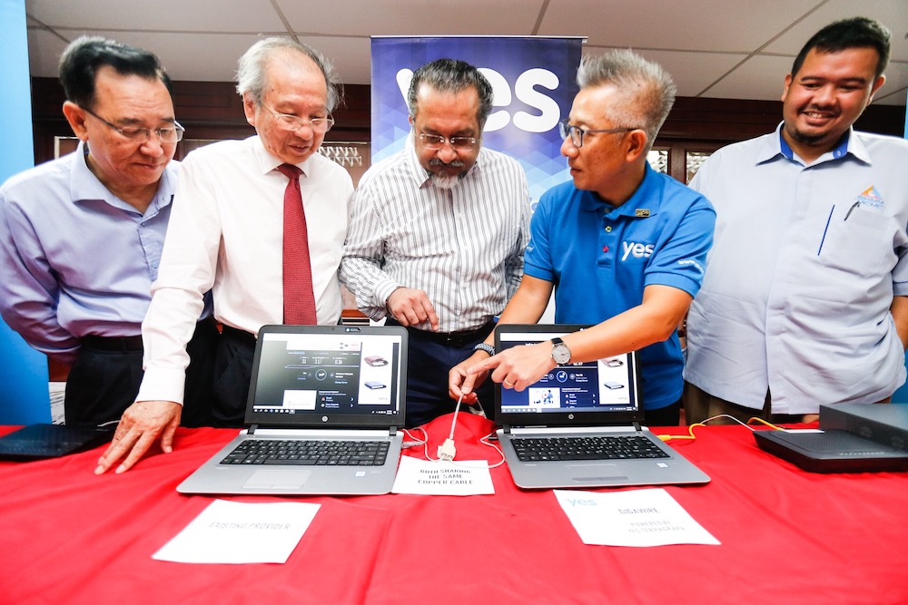 Jagdeep Singh Deo and Penang Chinese Town Hall chairman Datuk Khor Teng How listen as YTL Communications CEO Wing K. Lee explains the internet speedtest comparison in George Town July 9, 2019. u00e2u20acu201d Picture by Sayuti Zainudin
