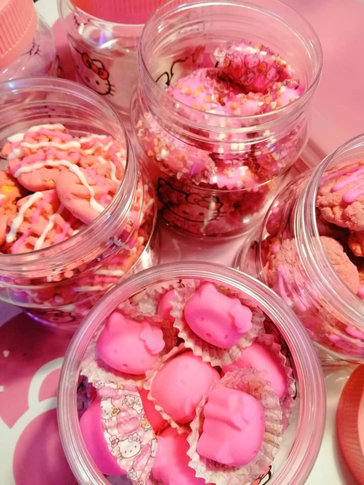 Even Hamidah’s Raya cookies were coloured pink to suit the theme. — Picture from Facebook/DeejayMida Pinky