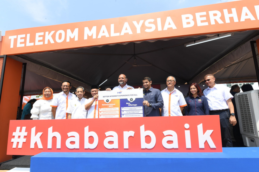 Communications and Multimedia Minister Gobind Singh Deo (3rd right) receives the u00e2u20acu02dcBetter Internetu00e2u20acu2122 plan from TM group chairman Rosli Man (4th left) at the launch of the Kembara Digital Malaysia 2019 roadshow at Bulatan Sultan Azlan Shah in Meru, Ipoh 