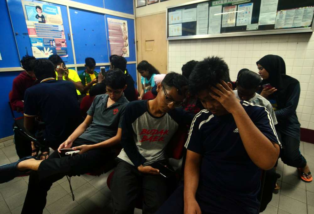 Lebih 50 pelajar semester satu Politeknik Balik Pulau dikejarkan ke hospital kerana keracunan makanan sejak jam 4 petang semalam. u00e2u20acu201d Foto Bernama