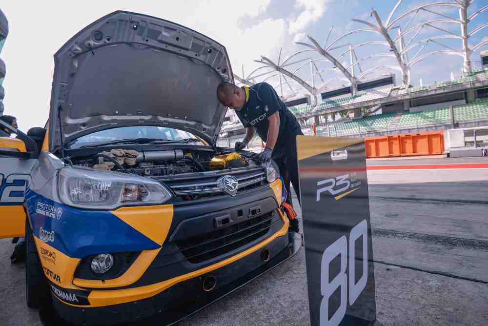 A Proton R3 technician carrying out the final checks on Cheah and James Veerapen’s Proton Saga before sending it out for a test-run. 