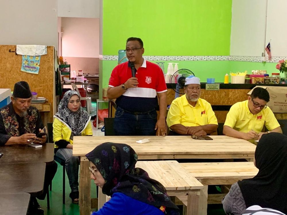 Mohd Khairul Azam Abdul Aziz speaks to Pasir Gudang residents during a dialogue session at a restaurant in Taman Pasir Putih July 23, 2019. u00e2u20acu201d Picture by Ben Tan