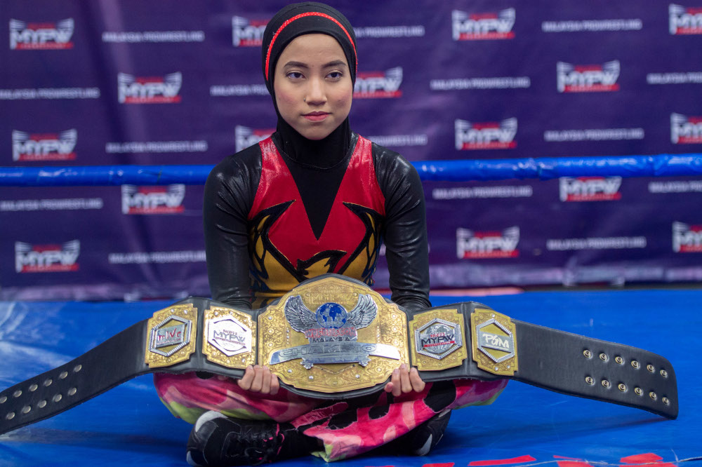 Nor u00e2u20acu02dcPhoenixu00e2u20acu2122 Diana with her Wrestlecon Championship belt. u00e2u20acu201d Picture by Mukhriz Hazim