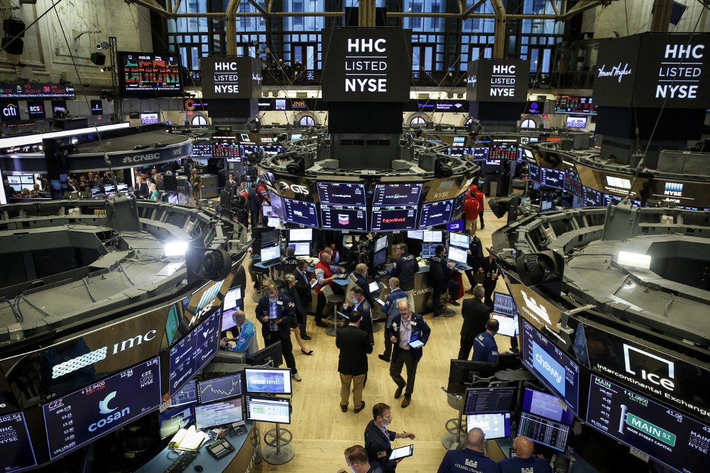 Traders and financial professionals work on the floor of the New York Stock Exchange (NYSE) ahead of the closing bell, June 21, 2019 in New York City. u00e2u20acu201d AFP pic