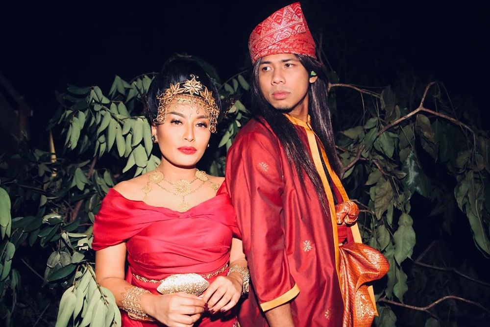 Nabil Ahmad and co-host Nabila Huda were both dressed in traditional clothing for the episode. u00e2u20acu201d Picture from Instagram/kupu_kupu