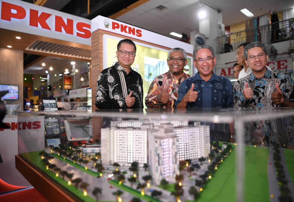 PKNS chief executive officer Datuk Mohd Azizi Mohd Zain (2nd right) at the PKNS property expo series 2/2019 taking place at Kompleks PKNS, Shah Alam July 27, 2019. u00e2u20acu201d Bernama pic  