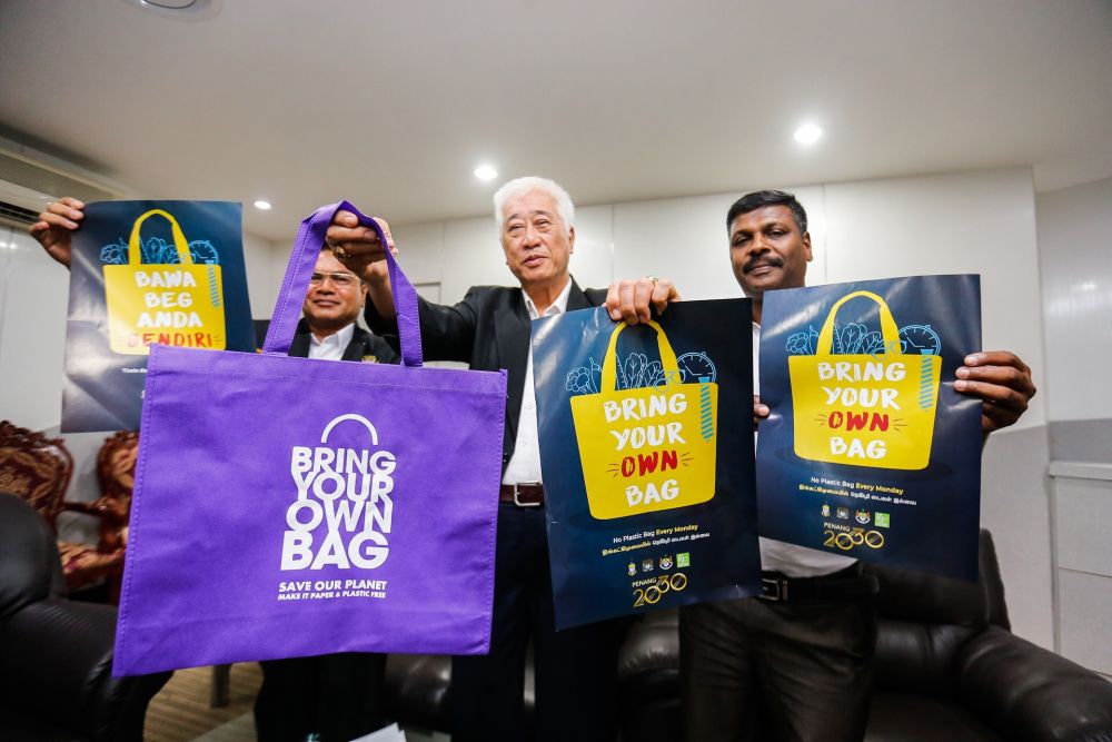 Penang exco Phee Boon Poh (centre) holds up a reusable bag during a press conference on plastic usage at Komtar July 1, 2019. u00e2u20acu201d Picture by Sayuti Zainudin