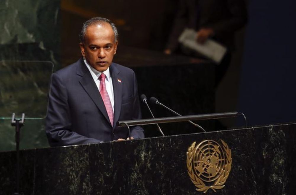 Singaporeu00e2u20acu2122s Foreign Minister Kasiviswanathan Shanmugam checks his mobile phone at the Apec Ministersu00e2u20acu2122 Meeting in Honolulu, Hawaii November 11, 2011. u00e2u20acu201d Reuters pic
