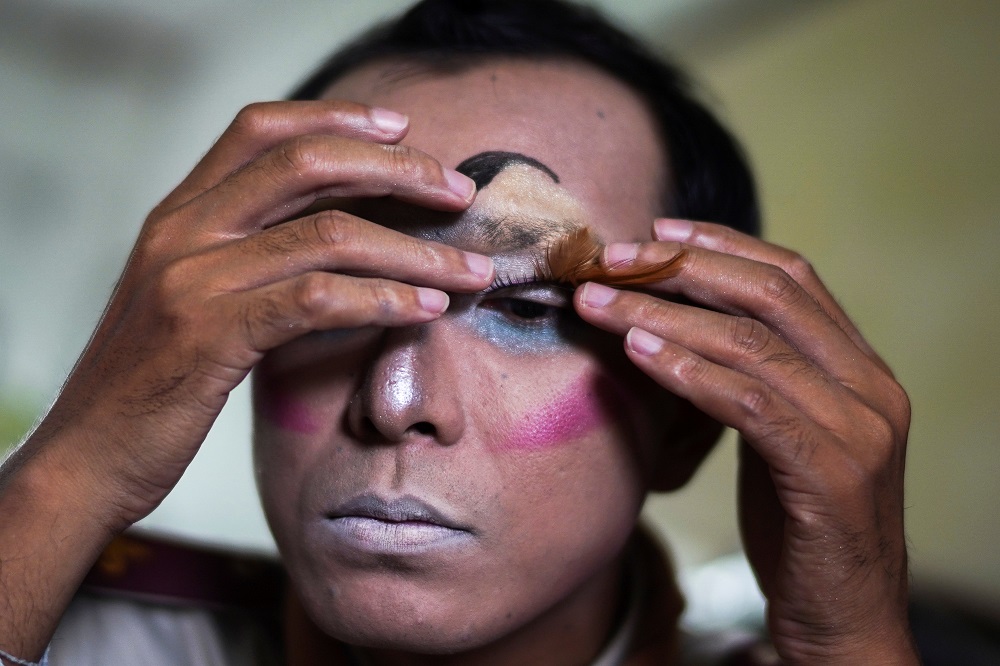 Teerapong Meesataya, 29, known as teacher Bally applies make up before his English class at the Prasartratprachakit School in Ratchaburi province, Thailand July 10, 2019. — Reuters pic