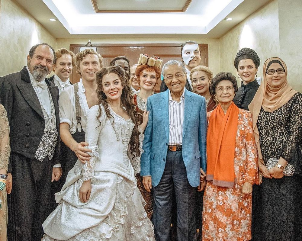 Dr Mahathir and Dr Siti Hasmah with the cast of u00e2u20acu02dcThe Phantom of the Operau00e2u20acu2122 on Wednesday night at Istana Budaya. u00e2u20acu201d Picture from Instagram/@dianwithlove
