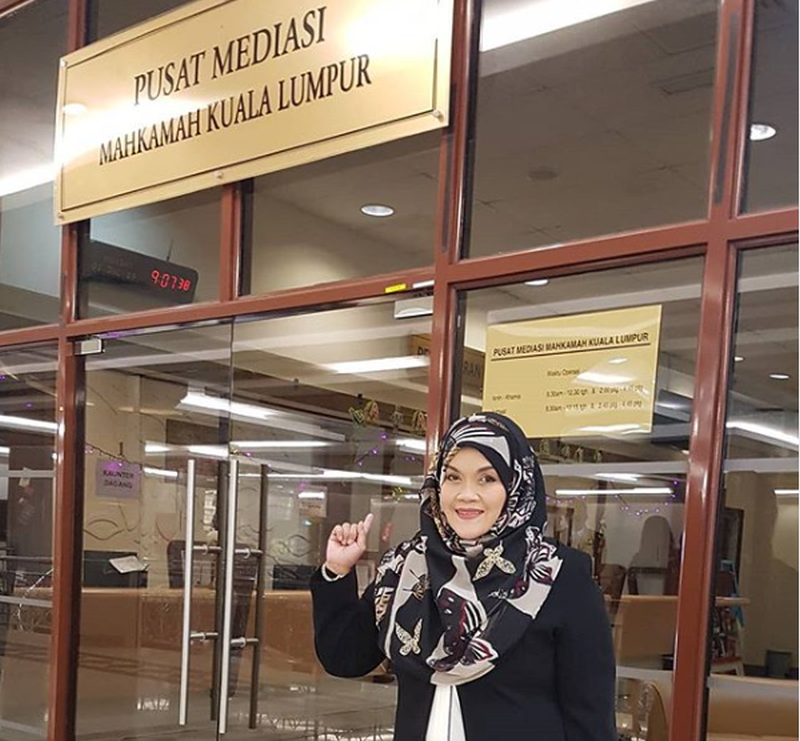 Local singer Aishah poses in front of the Mediation Centre at Kuala Lumpur Court Complex, before meeting with cosmetics entrepreneur Datuk Seri Vida to settle their dispute. u00e2u20acu2022 Picture via Instagram/Wan Aishah Wan Ariffin