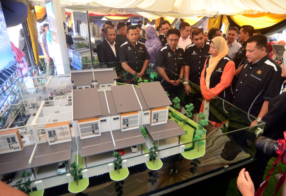 Housing and Local Government Minister Zuraida Kamaruddin looks at model homes in Taman Ilmu, Nibong Tebal July 13, 2019. u00e2u20acu201d Bernama pic 