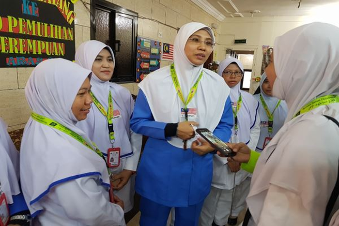 Zarinah (centre) said patience was the most important virtue nurses must possess. u00e2u20acu201d Picture via Twitter