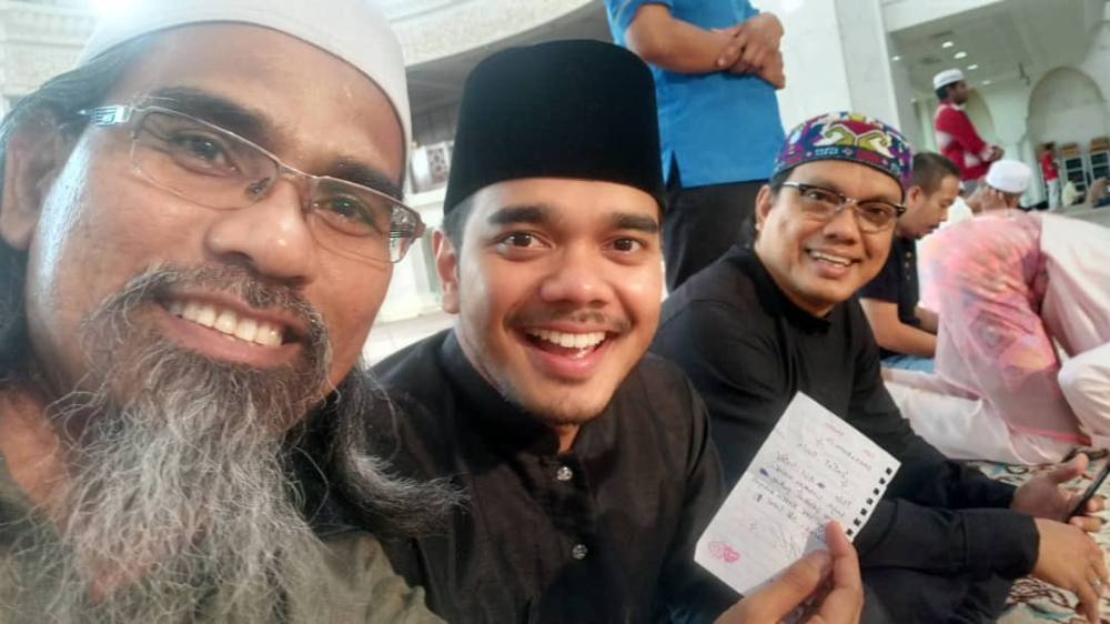 Alif with the love letter handed by Humaira's father. u00e2u20acu2022Picture via Twitter/shahreyeone