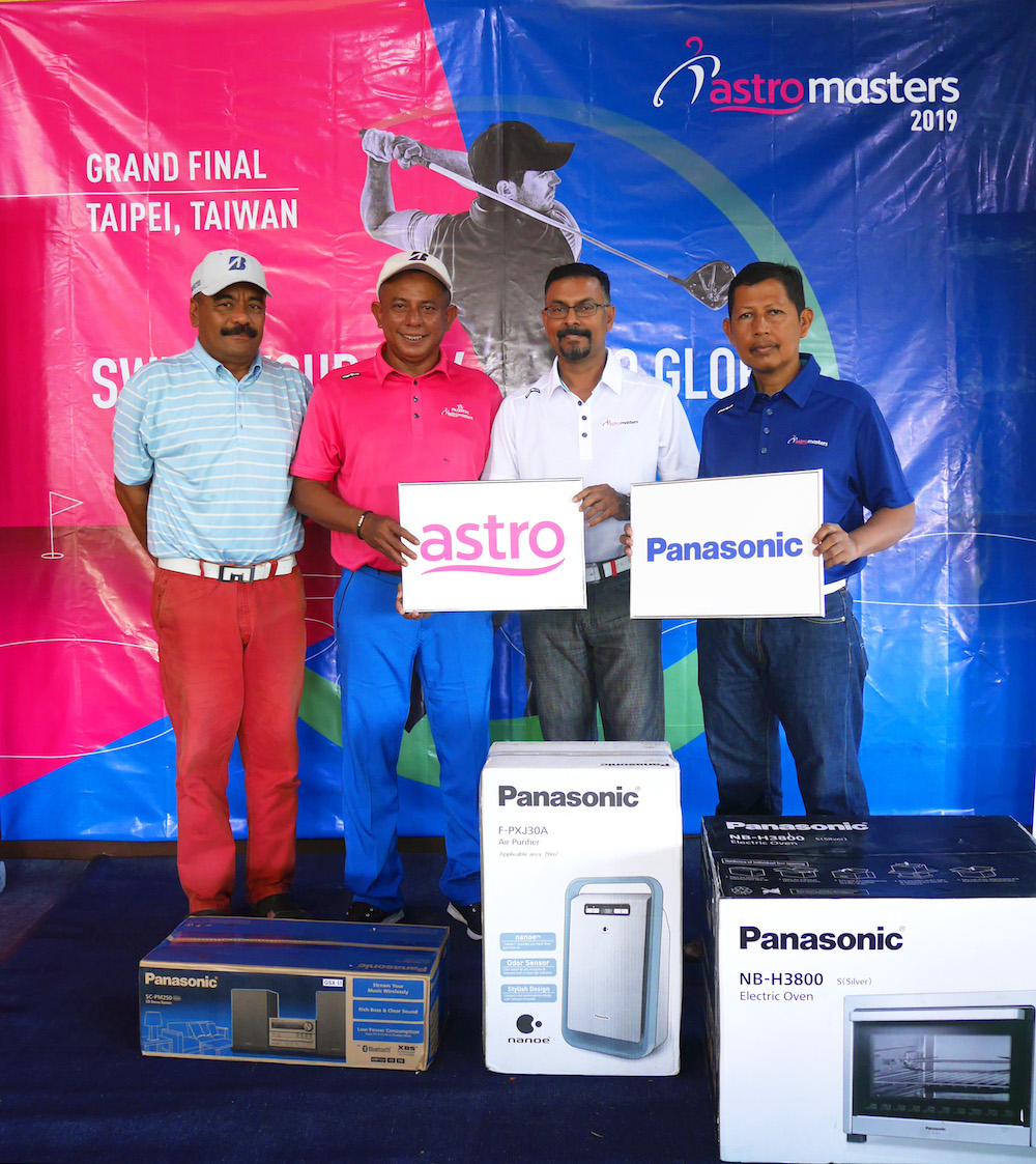 B Medal winners pose with Astro Masters organising chairman, P. Jeganathan (2nd right). — Picture courtesy of TFCM