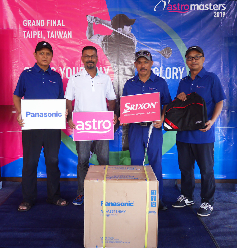 C Medal winners with pose with Astro Masters organising chairman, P. Jeganathan (2nd from left). — Picture courtesy of TFCM